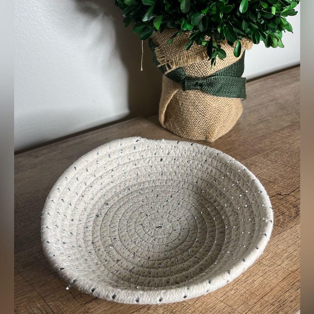 Round Rope Basket - Picture 4 of 12